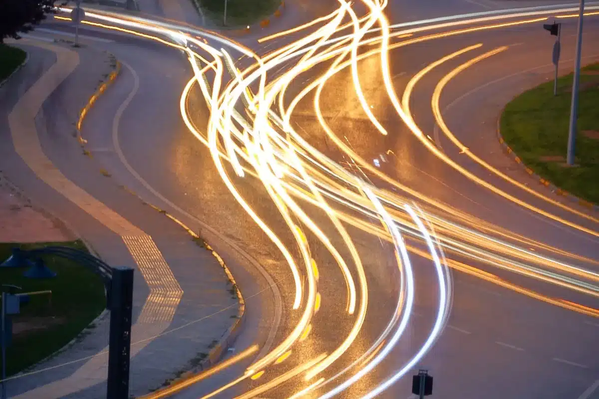 Trainées lumineuses de véhicules sur un échangeur, prise de vue en pose longue