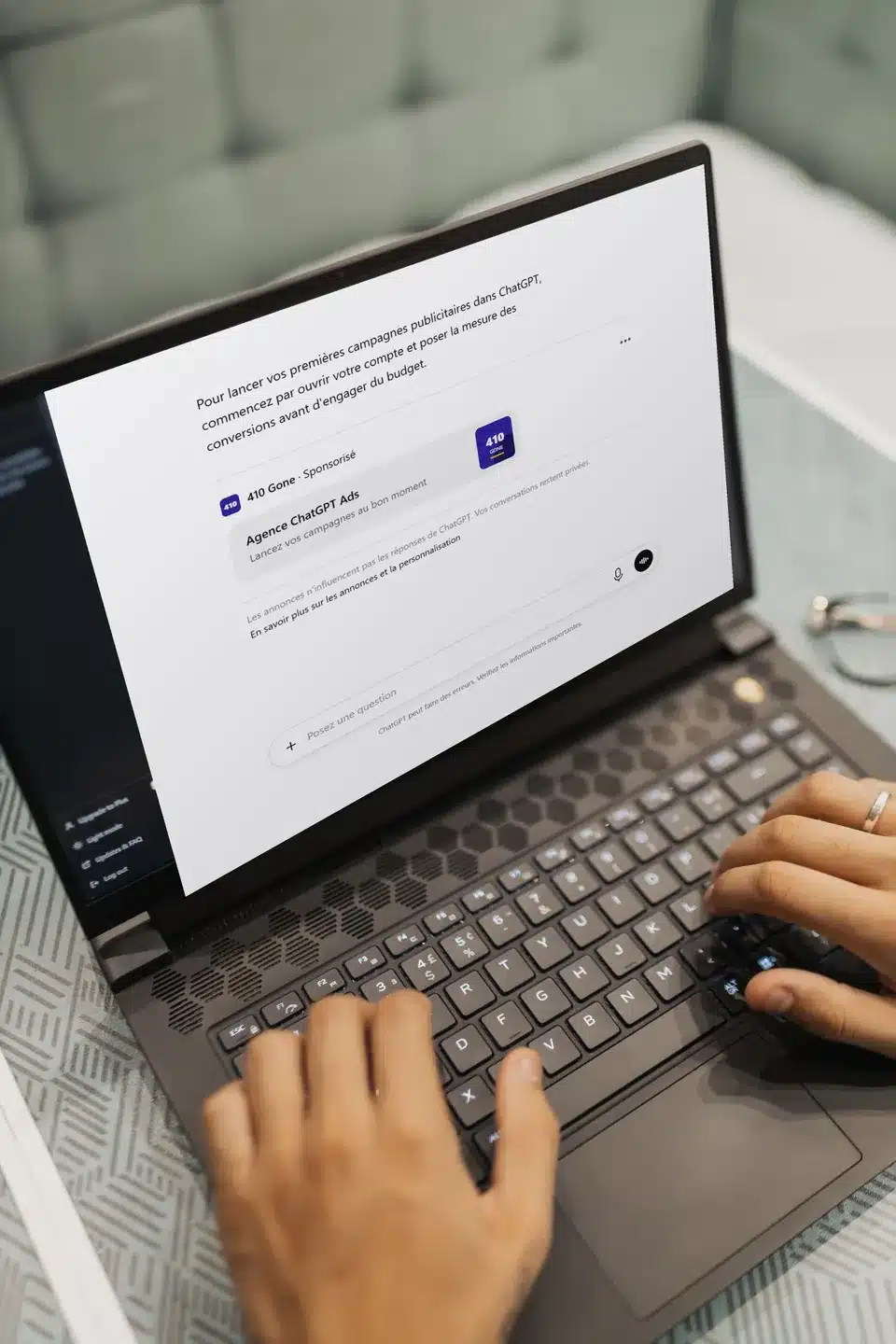 Une annonce 410 Gone affichée sous une réponse de ChatGPT, sur un ordinateur portable